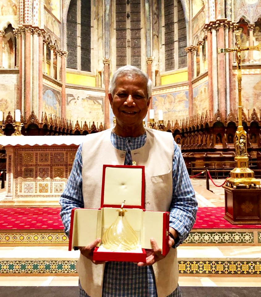 Vatican awards Yunus with the “Lamp of Peace of Saint Francis”